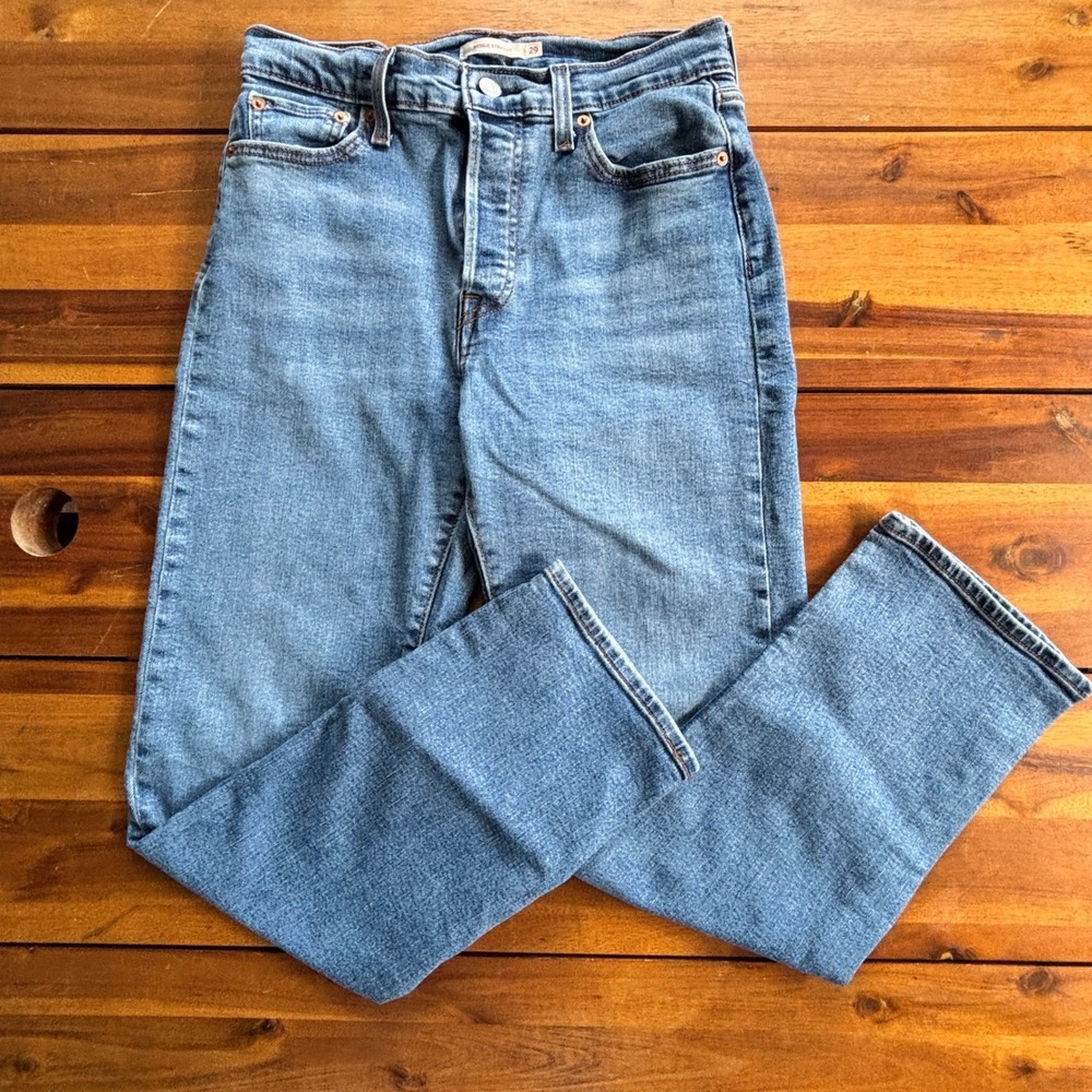 Levi's Women's Straight Leg Jeans in Light Blue Wash